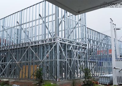 Instalação das paredes do segundo pavimento de uma obra em Light Steel Frame
